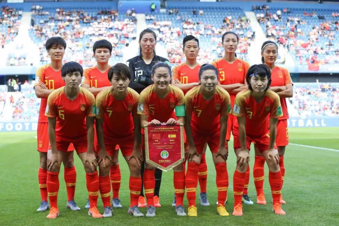包含中国女足队员在赛场上勇敢拼搏，收获赞誉的词条