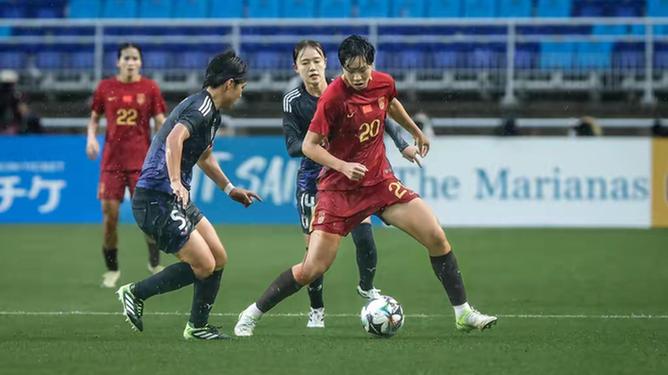 开云体育登录-女子足球运动员在比赛中尽情拼搏