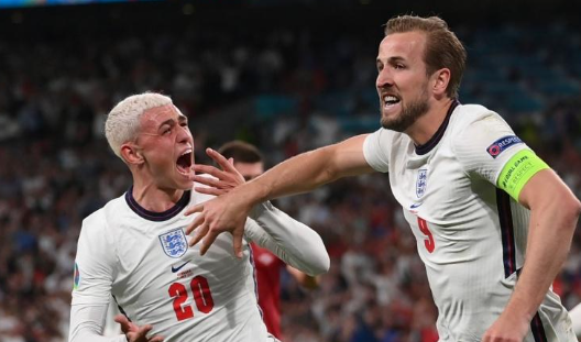 西班牙队大胜英格兰,独占小组领先 西班牙队大胜英格兰,独占小组领先