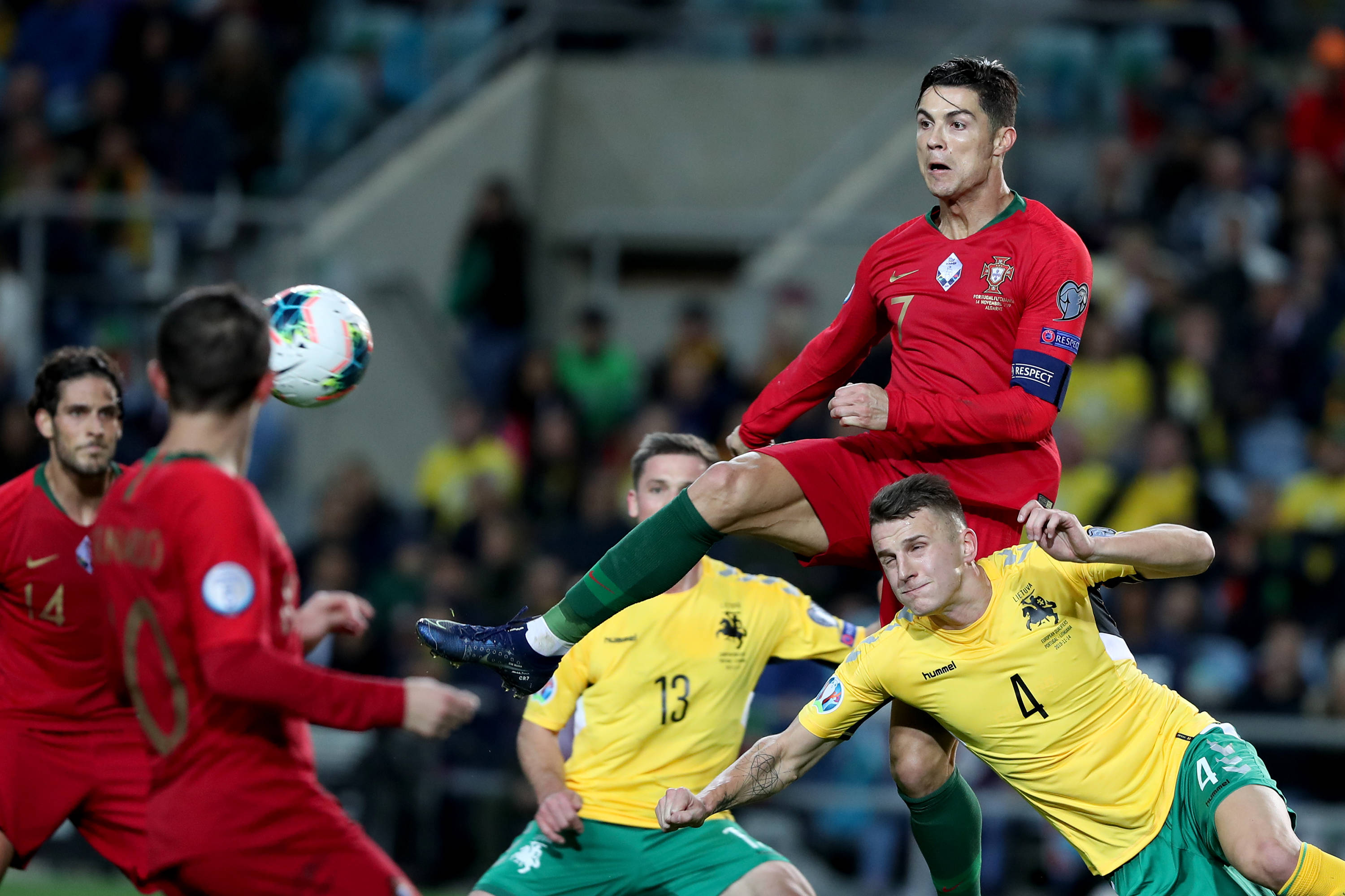 欧洲杯预选赛焦点对决,胜负难以预测 欧洲杯预选赛焦点对决,胜负难以预测