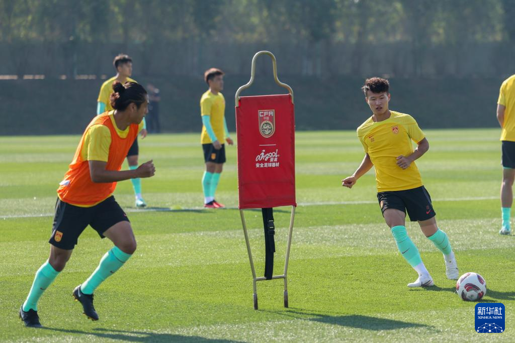 开云体育登录-球员训练投入度高，备战比赛竞争激烈