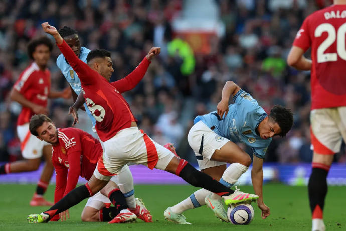 曼城客场遭遇惨败，欧冠资格岌岌可危